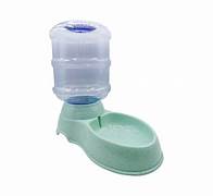 Dispensador de agua para mascotas celeste.